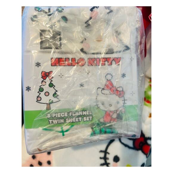 Hello Kitty Faux Fur Christmas throw 50 70 with matching 3 piece flannel twin - Picture 5 of 7